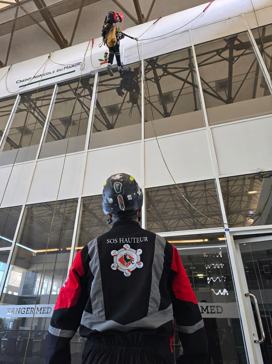 Travaux acrobatiques sur façade immeuble de grande hauteur à Casablanca