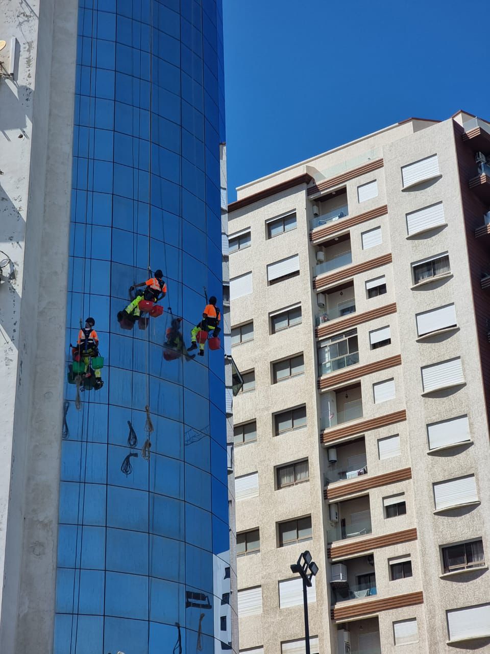 Cordiste IRATA nettoyage façade vitrée à Casablanca, Maroc